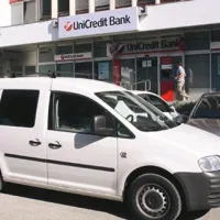 Zamaskirana moška, eden od njiju je imel pri sebi pištolo, sta oropala varnostnika banke v Kopru