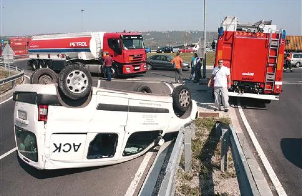 Kombi se je po trku s cisterno prevrnil na streho