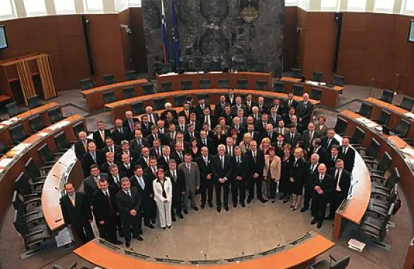 Parlamentarne stranke so se že začele pripravljati na predčasne volitve.