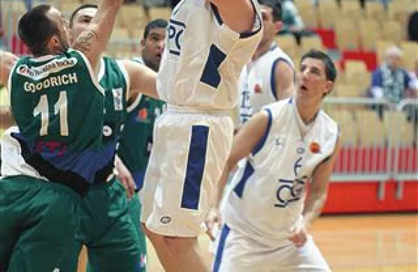 Marko Marcetič (z žogo) in Goran Kuburič (desno) naj bi bila tudi v novi sezoni nosilca igre Novogoričanov