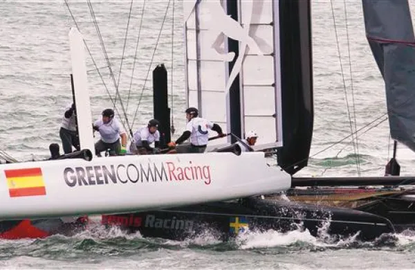Trenutek, ko je švedski Artemis v Plymouthu nasadil Žbogarjev  dvotrupec Green Com Racing