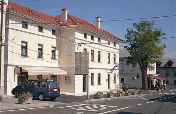 Zunanjo podobo stavbe v središču Pivke so obnovili