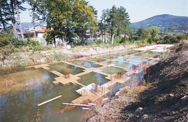 Stanovalci se že nekaj let nikakor ne morejo rešiti gradbene jame, ki je, predvsem poleti, leglo neznosnega mrčesa 