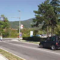 Pod zelenico nasproti blokov naj bi gradili garažno hišo in na njej bloke. Pozidava na Ronketu naj bi bila bolj gosta, s čimer se stanovalci ne najbolj strinjajo...