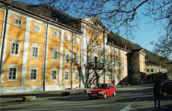 Dvorec Lanthieri je znova na čakanju