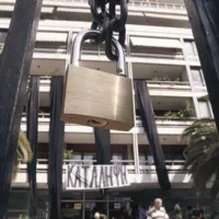 Uslužbenci notranjega ministrstva blokirajo vhod