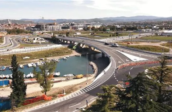  Promet po semedelskem nadvozu bo stekel danes po 10. uri. Včeraj so na njem popravljali še zadnje podrobnosti.