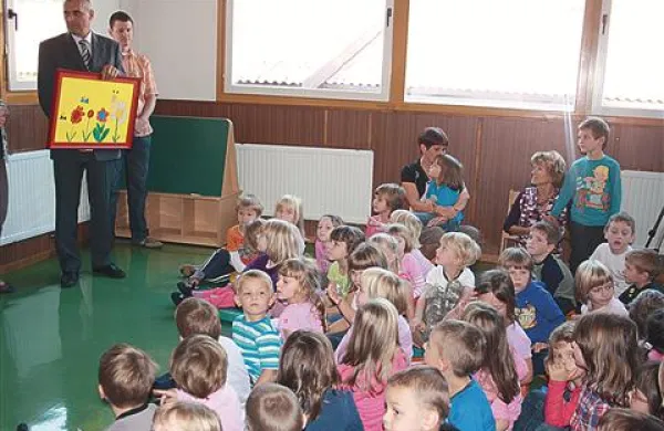 Otroci vrtca so se Zorku Golobu za podarjeno interaktivno tablo zahvalili s svojo sliko