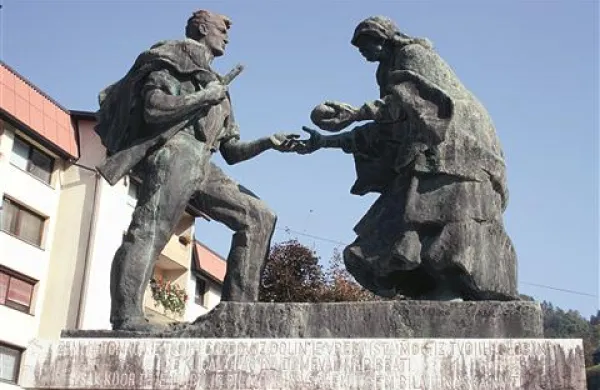 Hlebec kruha je v Cerknem nekoliko tanjši, a zanesljivo na mizi. In to v prelepem okolju.
