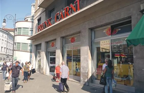 Prunkova mesnica v Trstu je  v bližini pokrite tržnice