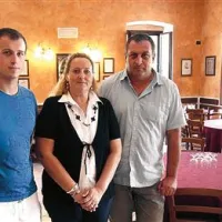 Družina Balin:  sin Gianluca, Suzana in Oliver v gostilni v Miljah