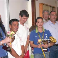 Zmagovita  renška ekipa: mladinska evropska prvakinja Danaja Černe, trenerja Ruben Genchi in Marko Pelicon ter župan Aleš Bucik 