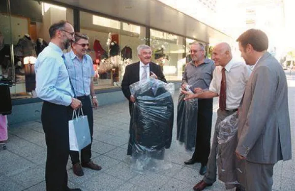 Goriški župani so darovali svoja oblačila v humanitarni akciji.