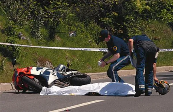 Pri Trnovem ob Soči sta umrla motorist in njegova sopotnica iz Postojne. Fotografija je simbolična.