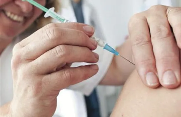 V slovenskih zdravstvenih domovih, zasebnih ambulantah, zavodih za zdravstveno varstvo in domovih za starejše občane se danes začenja cepljenje proti sezonski gripi. 