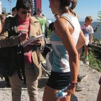 Lucija Krkoč je na cilju potrpežljivo odgovarjali novinarjem, čerav si je morala z ledom hladiti načeto mišico