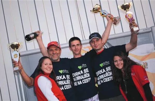 Dirkači na dirkali&scaron;ča, ne na cesto!