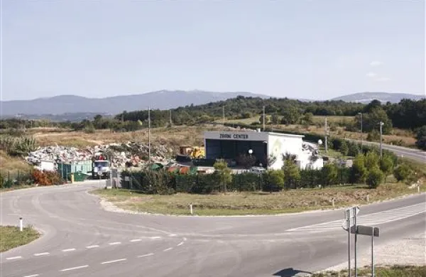 Občinska uprava trdi, da so z zaprtjem odlagališča v Dvorih odpravljeni moteči vplivi na okolje. Nekateri krajani so prepričani v nasprotno.