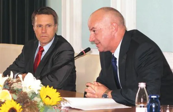 Slovenski zunanji minister, ki opravlja tekoce posle, Samuel Zbogar in poljski veleposlanik v Sloveniji Cezary KrĂłl. 
