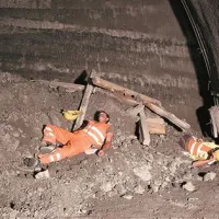 V predoru je bil hudo poškodovan delavec
