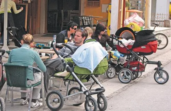 Starši z otroškimi vozički v enem od lokalov na Hrvaškem niso dobrodošli.