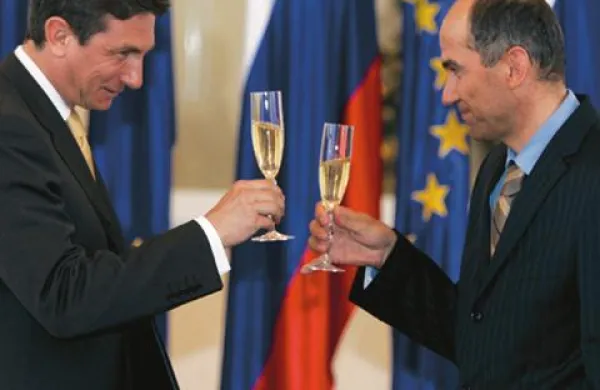 Borut Pahor in Janez Janša sta bila ob podpisu Partnerstva za razvoj še “prijatelja”.