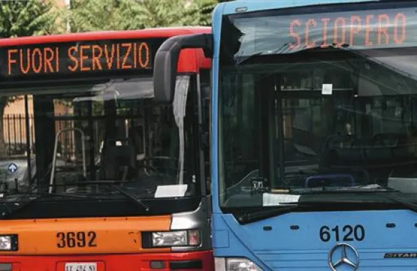 Po večjih mestih v Italiji se je danes začela osemurna splošna stavka v lokalnem javnem prometu, ki ponekod potnikom že povzroča težave