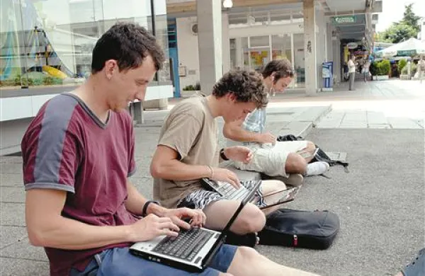 Brezplačni dostop do interneta na Bevkovem trgu v središču  Nove Gorice je nadvse razveselil mlade avstralske turiste