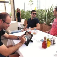 V Kopru je kar nekaj gostinskih lokalov, kjer se  lahko brezplačno priključiš na internet
