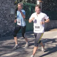 Pozdrav Urške Žolnir fotoreporterju. Ob njej je klubska kolegica Tina Trstenak (998).