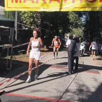 V cilj prihaja Albert Lazar (v oranžnem), za 21 kilometrov je potreboval manj kot dve uri