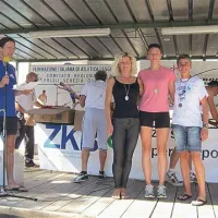 Najhitrejše do 39 let, z leve: Lidija Pajk, Polona Kukovec, Kristina Bele. Levo Miro Vogrič.