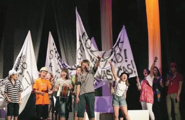 Prizor iz predstave Momo v izvedbi dramskega krožka OŠ Danila Lokarja in članov KUD Javorov hudič 