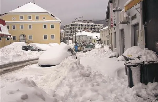Lansko obilno sneženje je pokazalo na slabosti javne zimske službe, zato letos nov odlok