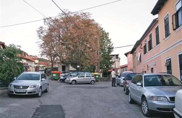 Zvečer po 21. uri je sredi te ulice v soseski Vidmašče parkiranih še več avtomobilov. Toliko, da reševalno ali gasilsko vozilo ne more mimo, opozarjajo sosedje.