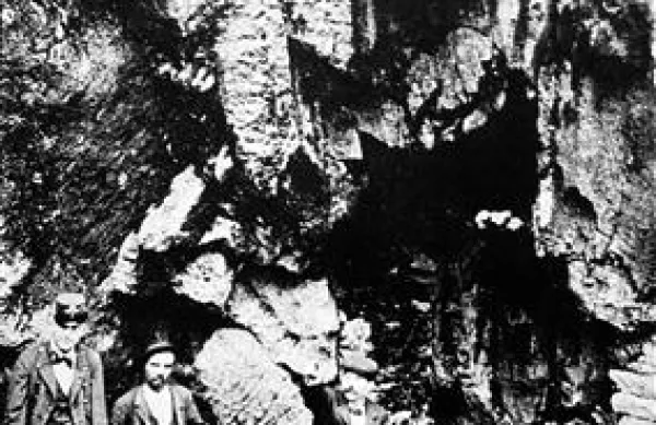Razglednica Divaške jame z Gregorjem Žiberno