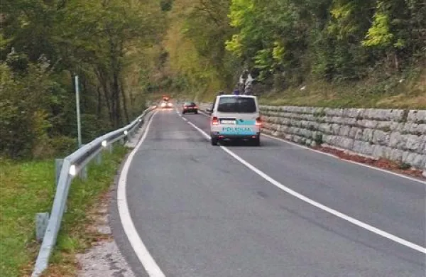 Prizorišče najhujše letošnje prometne nesreče na severnem Primorskem, ki je terjala dve življenji