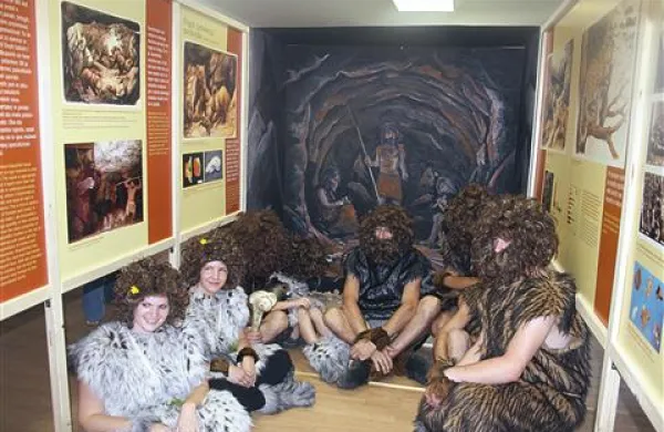   Lahko dostopna razstava o neandertalčevi piščali poslej v šebreljskem zadružnem domu