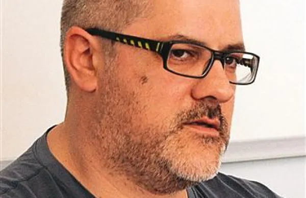 Aleksander Krebelj: “Moj glavni zadržek glede novih pogodb je, da se v njih ponekod ne 'izvajajo storitve', ampak gre za 'najem delavcev'. Tudi dogovori o prevzemanju odgovornosti so sicer zelo lepi, ko so zapisani, a kaj, ko v praksi ne delujejo.” 