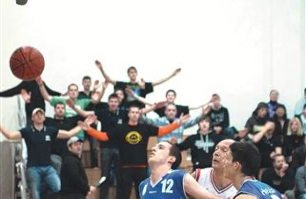 V prvem krogu tretje lige zahod so Bistričani (v modrih dresih) ugnali Ajdovce