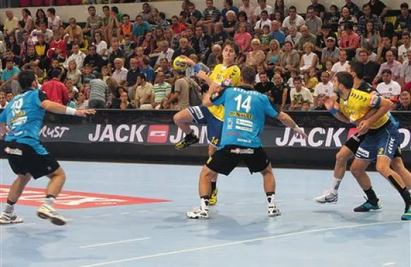V Skopju je obramba Metalurga (v modrih dresih) uspešno zaustavila Sebastiana Skubeta (z žogo)