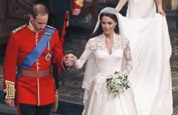 Poročna obleka Kate Middleton, ki si jo je možno ogledati v okviru ene od zbirk, razstavljenih v Buckinghamski palači, privablja veliko turistov.