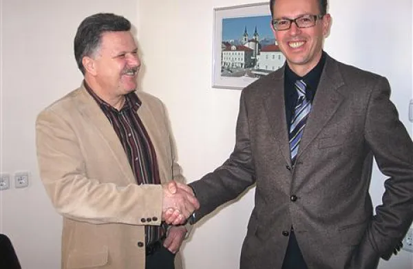 Tako sta si pred tremi leti predala posle dotedanji direktor Notranjsko-kraškega regionalnega zavoda za turizem Joško Štajer (desno) in v. d. direktorja Marko Rupar. Toda zavod zdaj tudi uradno ukinjajo.