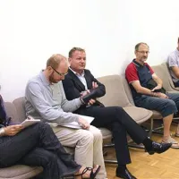 Franci Matoz je včeraj sedel med novinarji in javnostjo, kjer običajno sedijo njegove stranke