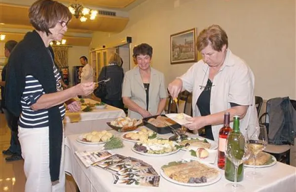 Odlika Meseca kraške kuhinje so predvsem avtentični kraški jedilniki, je prepričana gonilna sila akcije Aleksandra Ostrouška Pelicon (prva z desne) 