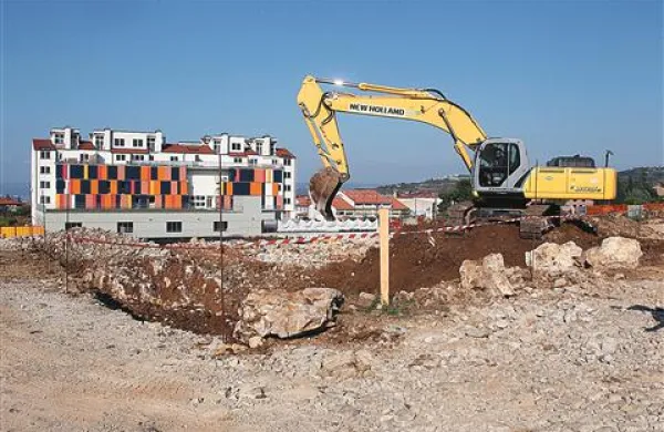 Stanovalcem ob gradbišču para živce hrup strojnega razbijanja skal na bližnjem gradbišču. Bojijo pa se, da bo miniranje povzročilo poškodbe na bloku.