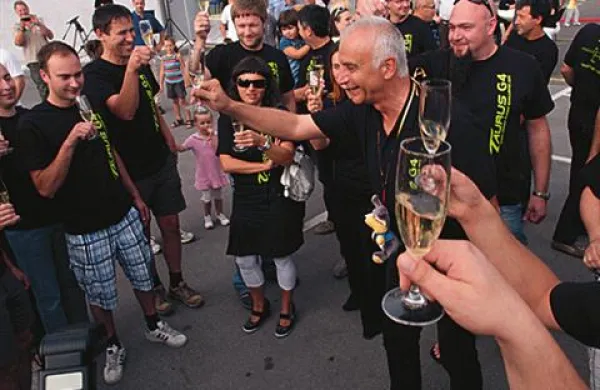 Direktor Pipistrela Ivo Boscarol je nazdravil s svojo ekipo.