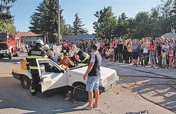 Vajo si je sredi Komna ogledalo približno 250 domačinov