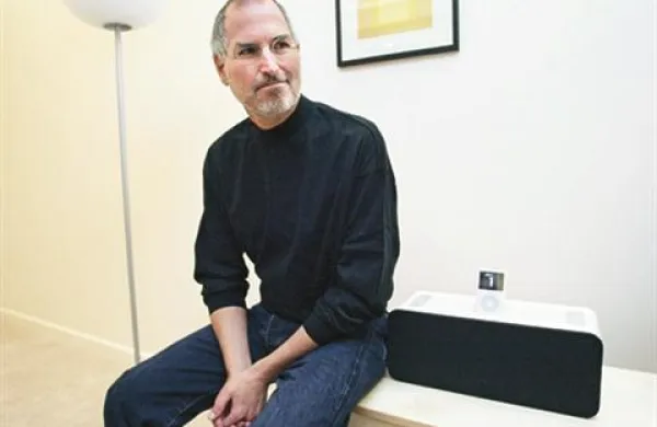 Steve Jobs s hi-fi napravo, na katerem je priklopljen priljubljeni ipod