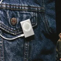 Jobs med predstavitvijo mini glasbenega predvajalnika ipod shuffla